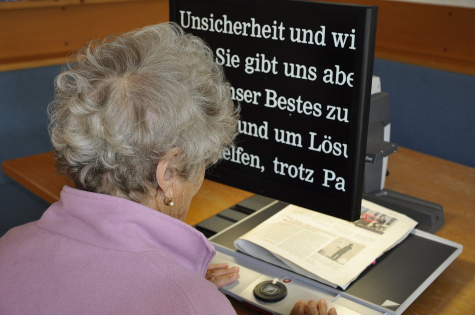 Eine Klientin mit einem Bildschirmlesegerät