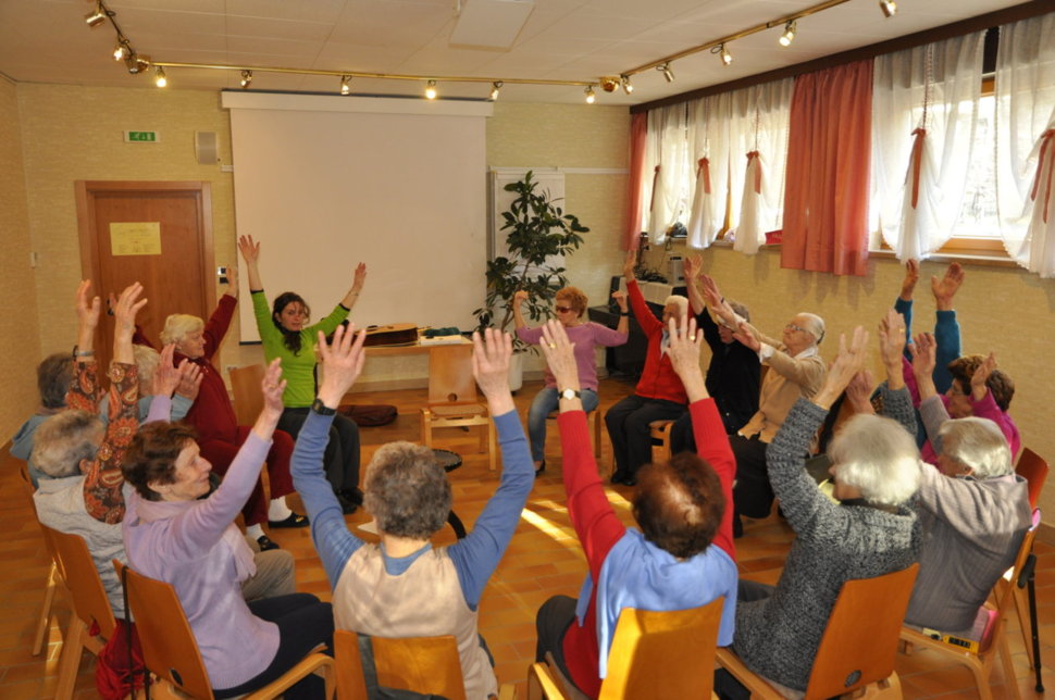 Teilnehmer*innen bei Gymnastikübungen